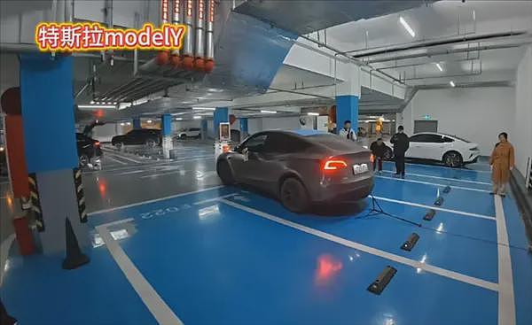 多款热门车实测自动泊车：只有特斯拉没翻车（图） - 1