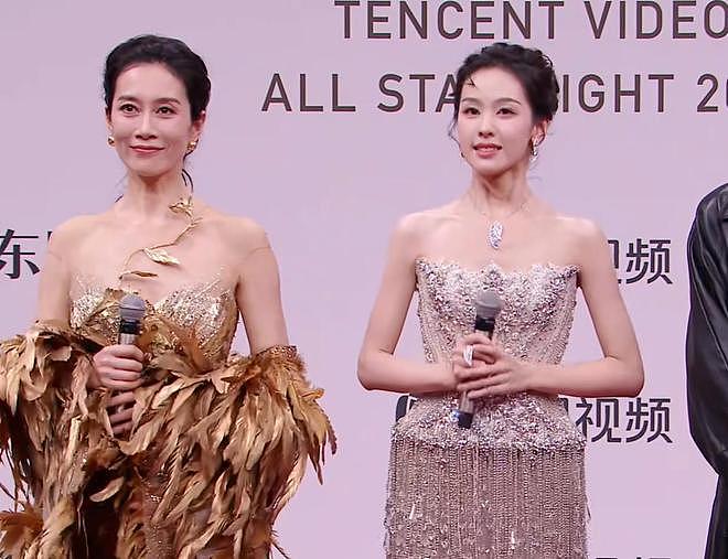 星光大赏太尴尬！抢话挡镜头，念错字场地还小，被嘲是灯光小赏（组图） - 2