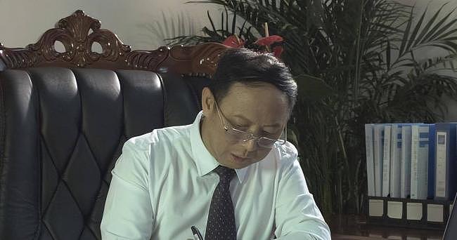 他全家移民却在中国疯狂捞金,一年赚走4个亿(组图) - 7