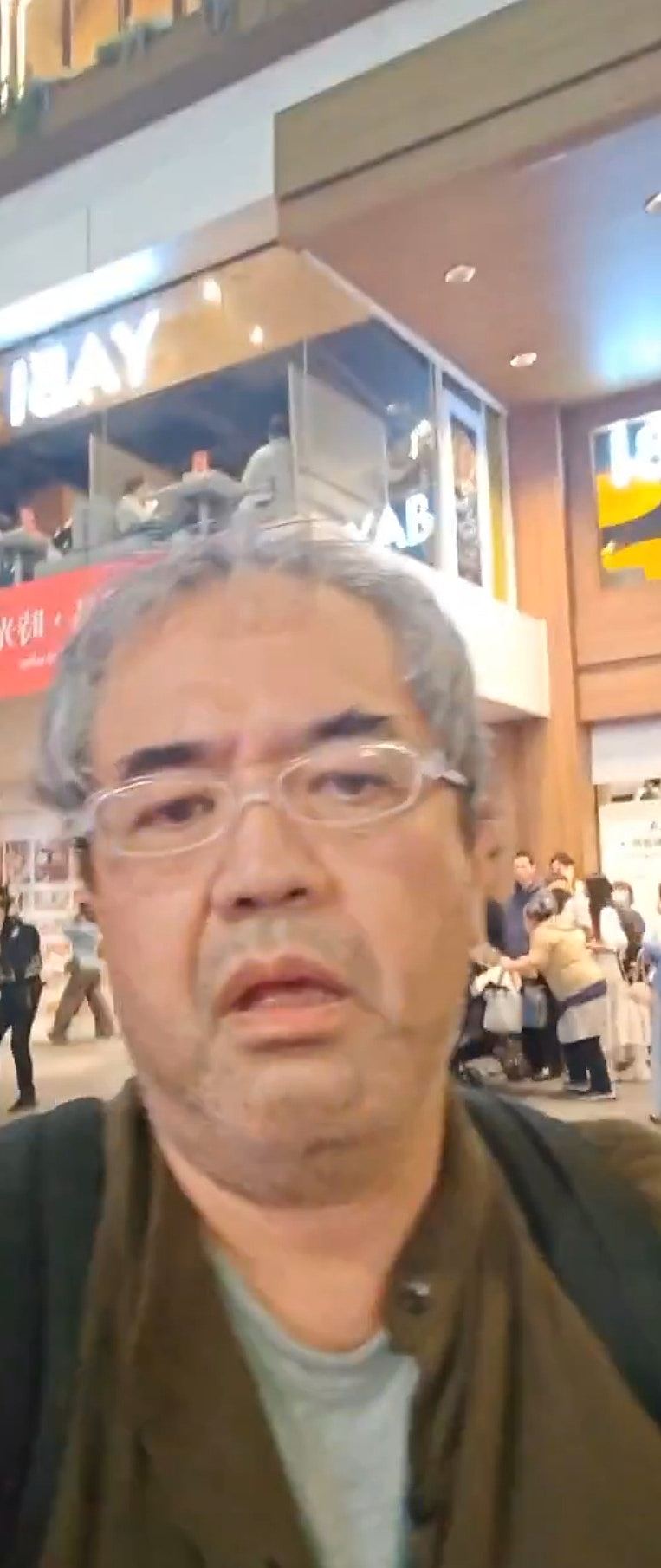 日本作家即时冲前帮台湾砍人案受害者止血，哽咽喊：救不了他（视频/组图） - 2