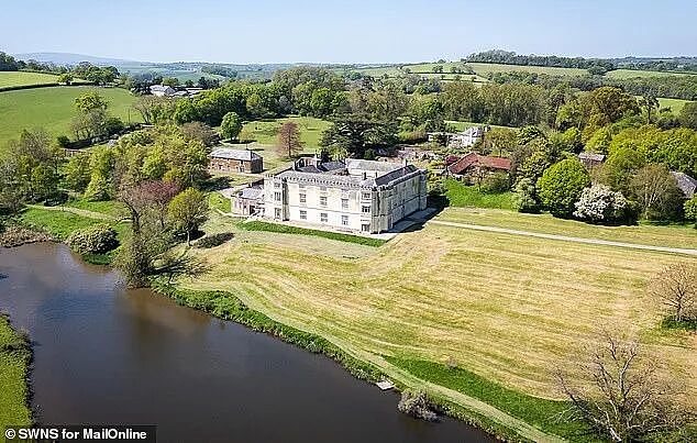 英国乡村豪宅“清仓大甩卖”!壮丽的城堡和湖光山色不香了?(组图) - 1