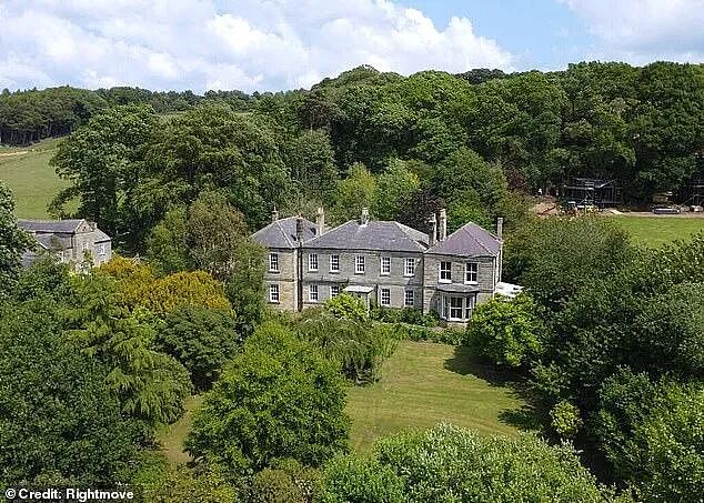 英国乡村豪宅“清仓大甩卖”!壮丽的城堡和湖光山色不香了?(组图) - 3
