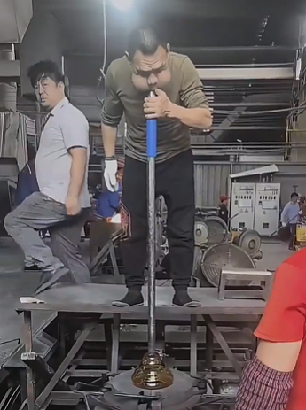 工作太不容易,男子面部严重变形!自嘲“青蛙王子”...这些都是职业病(组图) - 1