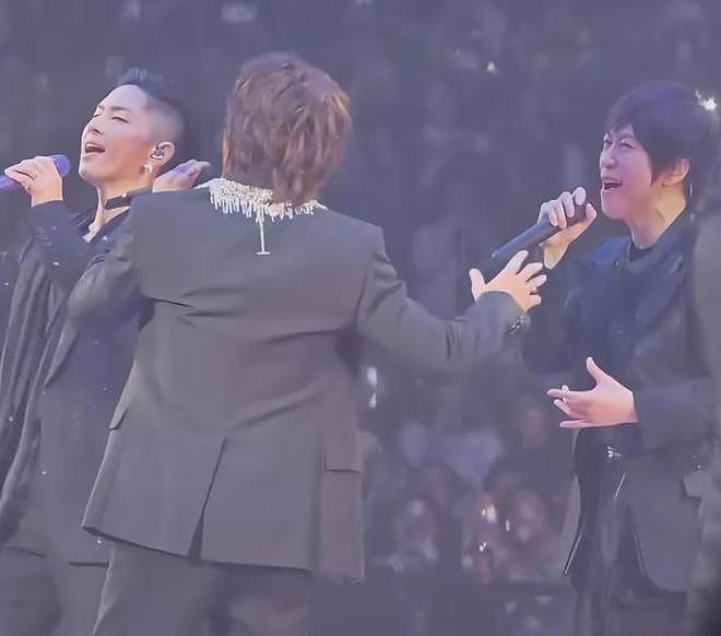 F3演唱会还是不行,被吐槽不伦不类像割韭菜拼盘,阿信乱入串台(组图) - 6