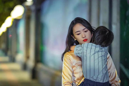 富二代月薪3万“外包妈妈”事件引巨大争议(组图) - 1