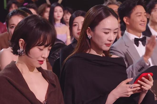 吴磊领奖镜头切赵露思,鞠婧祎脸僵像假人,星光大赏看点全在台下(组图) - 11