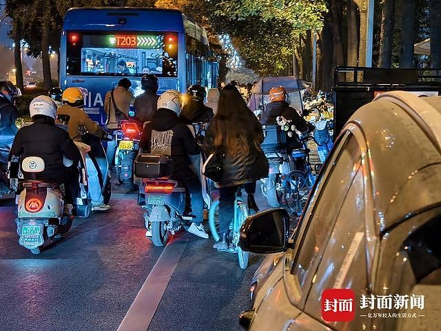 骑车下班路被堵,成都“较真哥”9天举报92次违停(组图) - 1