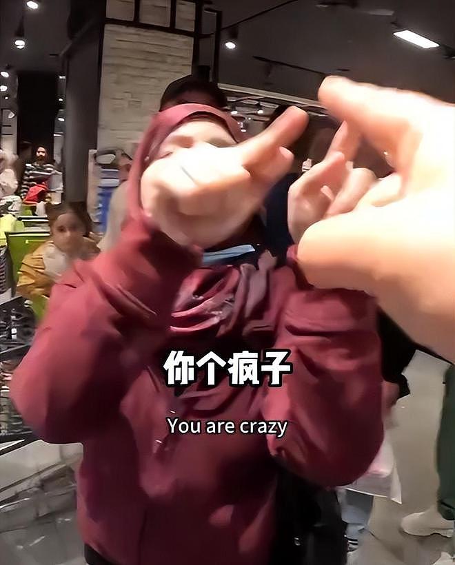 俩中国女生埃及游,与当地5人互殴,完胜后获围观者竖拇指(视频/组图) - 7