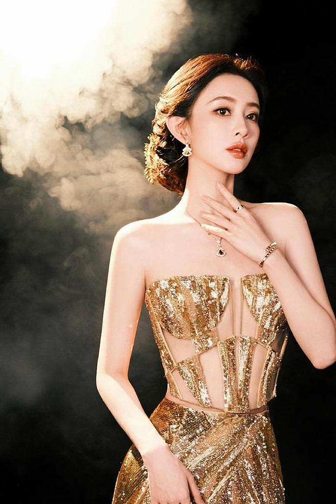 孟子义星光大赏颁奖礼登台时意外摔倒，幽默回应：明年一定不摔（组图） - 12