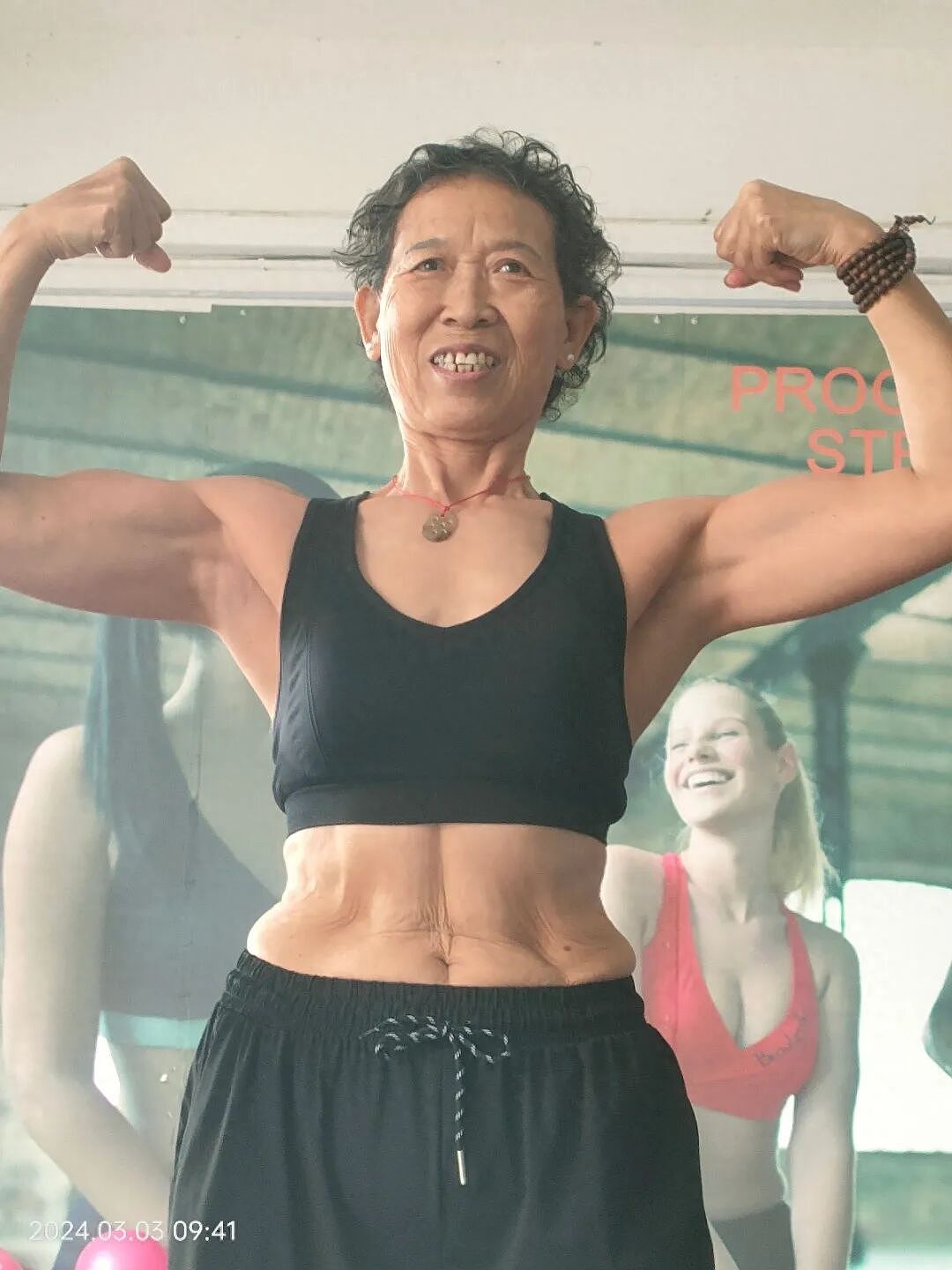 安徽71岁奶奶获健美比赛冠军:被儿媳夸偶像,只要身体允许我练,会一直坚持下去(组图) - 1