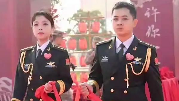 解放军开武直美女飞行员嫁了！实现“比翼双飞”（组图） - 1