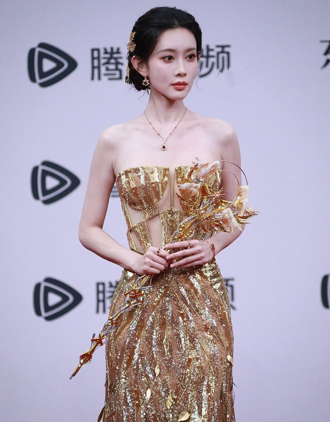 95小花红毯拼待遇!赵露思戴高珠完胜孟子义,白鹿三套高定镇场(组图) - 12