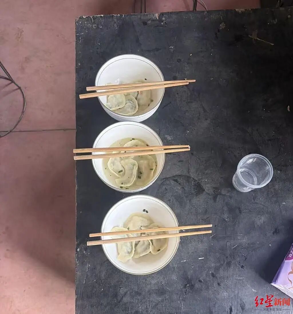 妻儿三人遭发小入室杀害，丈夫在外地工作，事发当天曾多次托对方上门探望，案发现场空调开到16℃（组图） - 5
