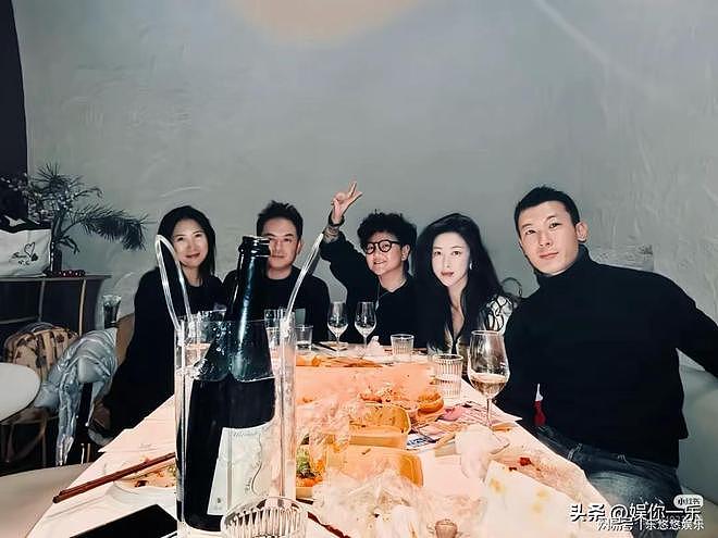 朱珠的冬至家宴照杀疯了，喝到脸红！小女儿穿着练功服满屋子打闹（组图） - 1
