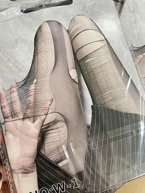 私人影院“撕丝袜”服务+女生戴狗链给老外当狗：警方调查后评论区吵翻（组图） - 2