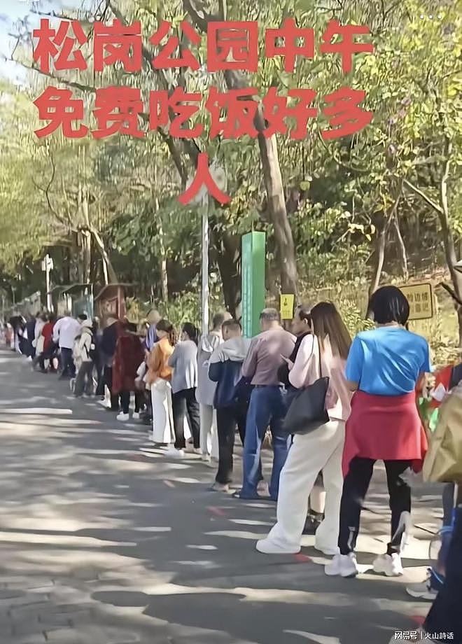 震惊!深圳松岗某公益免费用餐点,排队等候吃饭的排了百米长…(组图) - 5