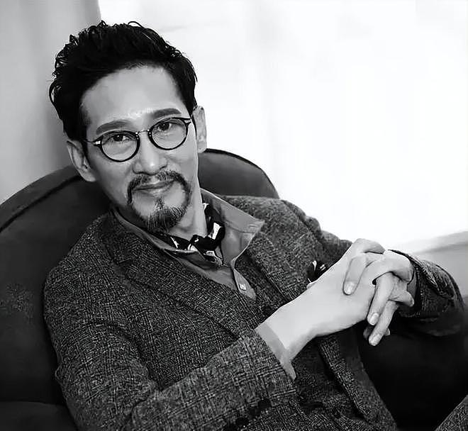 老戏骨王劲松：没儿没女、没绯闻，熬了30年，终于靠演技杀疯了！（组图） - 11