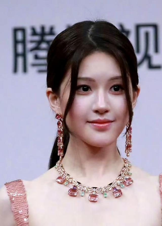 流量当道,大花落幕!赵露思和白鹿上桌,倪妮、宋茜成活动吉祥物(组图) - 27