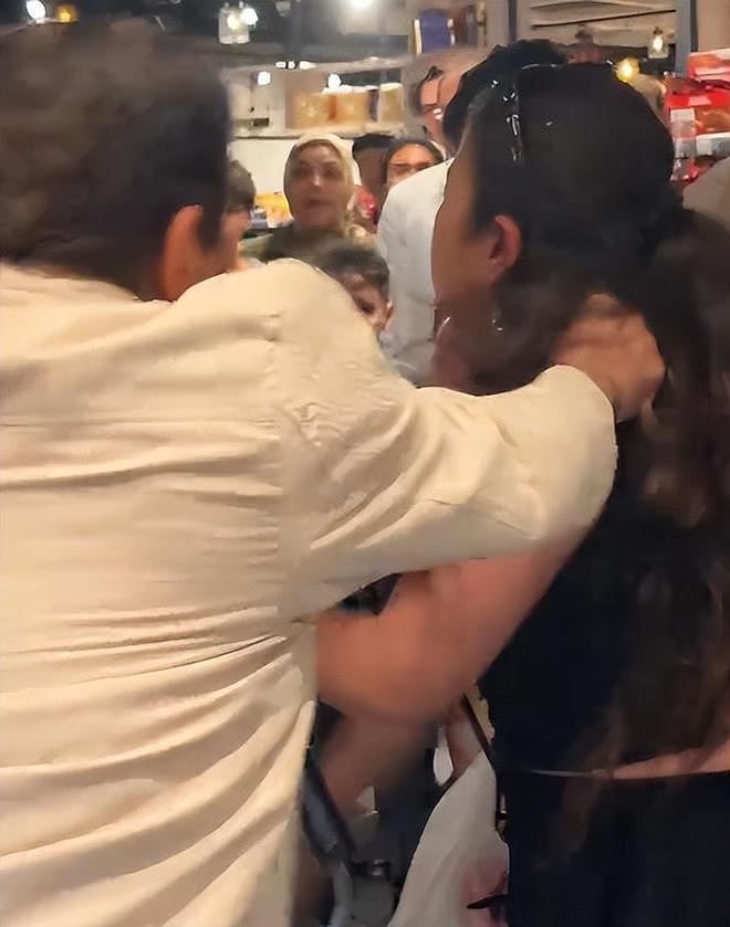 俩中国女生埃及游,与当地5人互殴,完胜后获围观者竖拇指(视频/组图) - 8