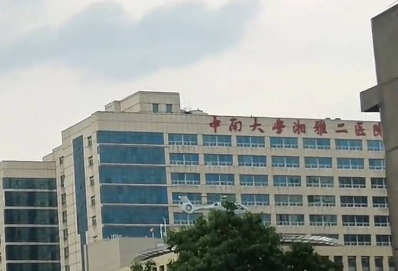 送器官？医揭发后坠楼死，医院“楼顶直升机天天飞”（组图） - 1