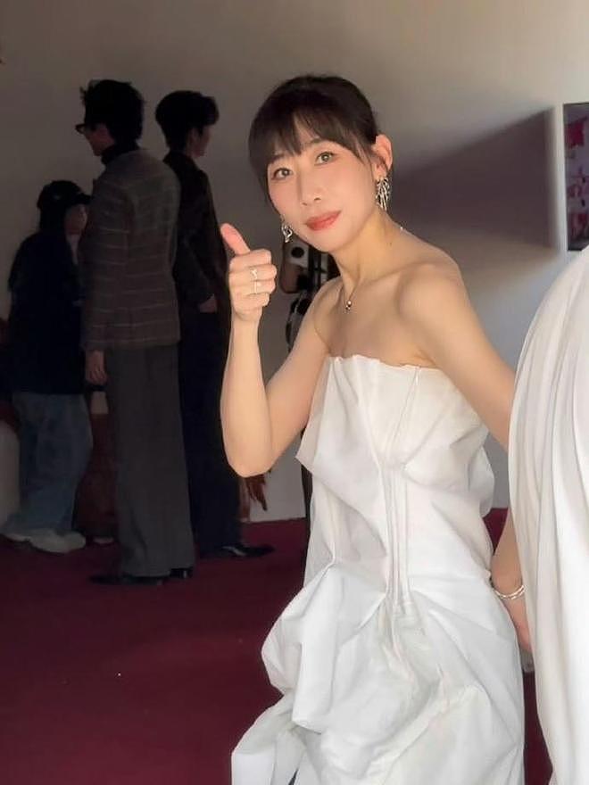 任素汐拿奖杯在线求助：闯祸了，我不是故意的，再给我一个吧！（组图） - 5
