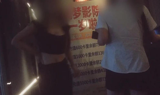 私人影院“撕丝袜”服务+女生戴狗链给老外当狗：警方调查后评论区吵翻（组图） - 3