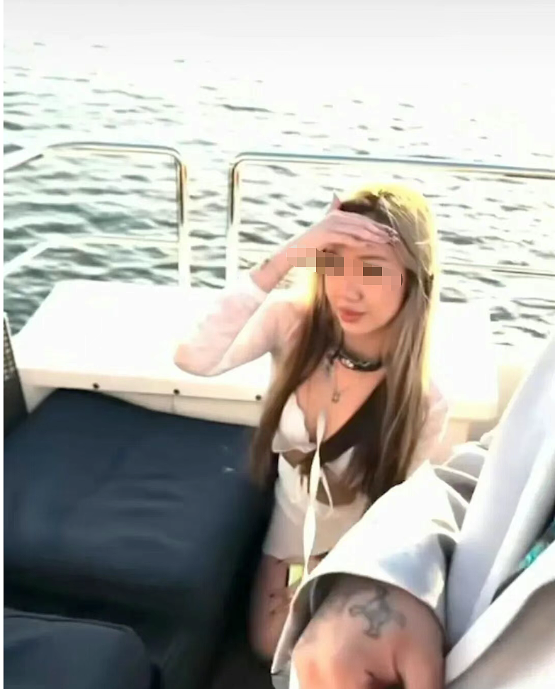 私人影院“撕丝袜”服务+女生戴狗链给老外当狗：警方调查后评论区吵翻（组图） - 17