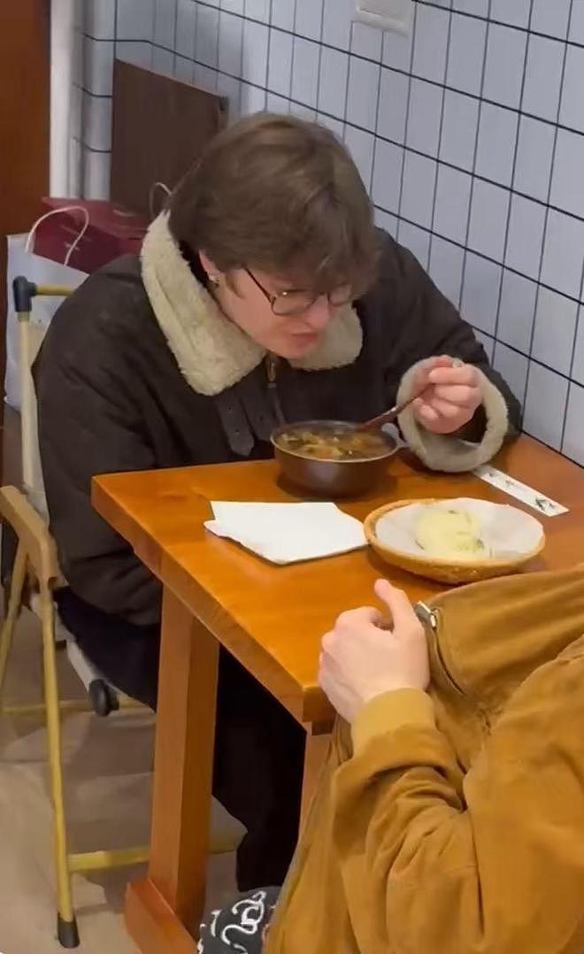 华裔小伙伦敦闹市开店卖胡辣汤:原料来自国内,一碗售价130元,日均客流约300人,外国顾客占三分之一(组图) - 5