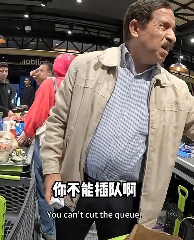 俩中国女生埃及游,与当地5人互殴,完胜后获围观者竖拇指(视频/组图) - 5
