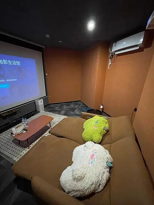 私人影院“撕丝袜”服务+女生戴狗链给老外当狗：警方调查后评论区吵翻（组图） - 1