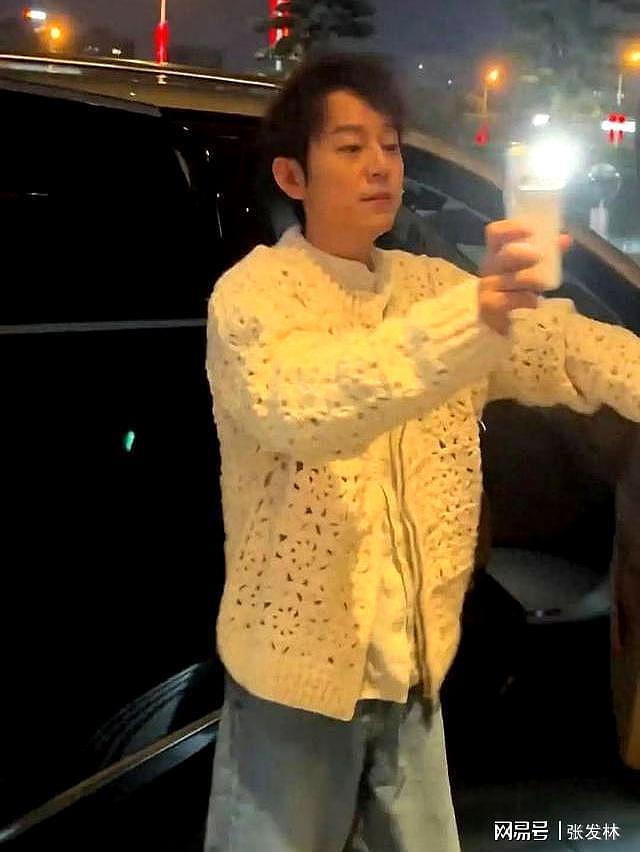 何炅私人行程遭“私生饭”围堵偷拍！忍无可忍打开闪光灯反拍对方（组图） - 1
