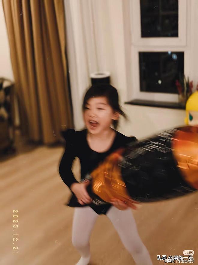 朱珠的冬至家宴照杀疯了，喝到脸红！小女儿穿着练功服满屋子打闹（组图） - 3