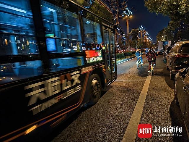 骑车下班路被堵,成都“较真哥”9天举报92次违停(组图) - 3