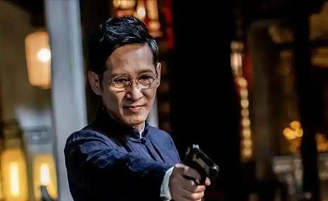 老戏骨王劲松：没儿没女、没绯闻，熬了30年，终于靠演技杀疯了！（组图） - 16