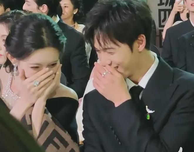 吴磊领奖镜头切赵露思,鞠婧祎脸僵像假人,星光大赏看点全在台下(组图) - 6