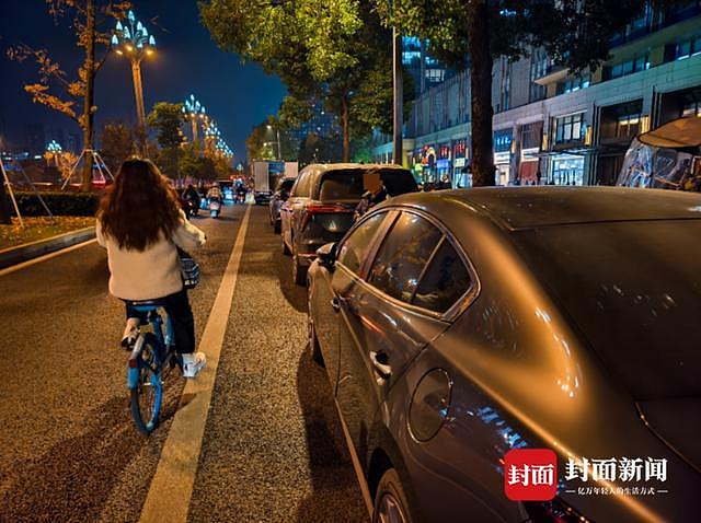 骑车下班路被堵,成都“较真哥”9天举报92次违停(组图) - 2