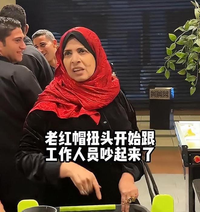 俩中国女生埃及游,与当地5人互殴,完胜后获围观者竖拇指(视频/组图) - 6