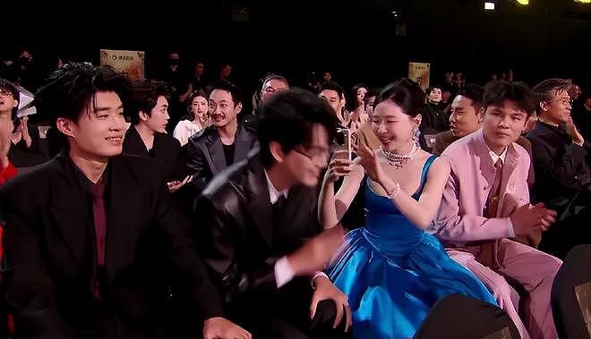 吴磊领奖镜头切赵露思,鞠婧祎脸僵像假人,星光大赏看点全在台下(组图) - 18