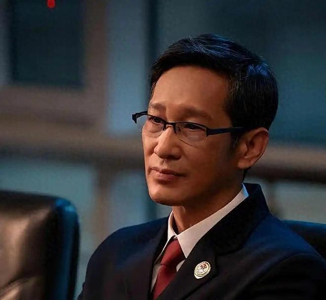 老戏骨王劲松：没儿没女、没绯闻，熬了30年，终于靠演技杀疯了！（组图） - 1