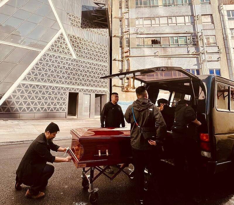 首位宏福苑火劫印佣“回家”告别礼举行，雇主含泪送异乡亲人（图） - 1