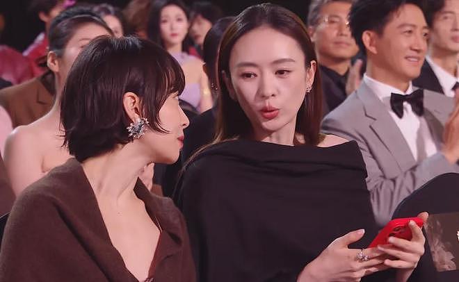 吴磊领奖镜头切赵露思,鞠婧祎脸僵像假人,星光大赏看点全在台下(组图) - 12