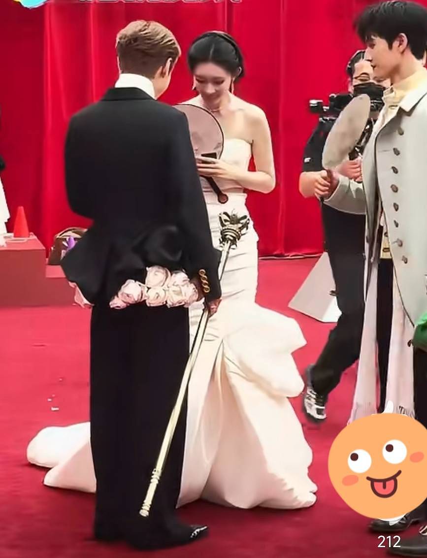 李昀锐孟子义对视时眼神拉丝,牵手走红毯,汪苏泷一句调侃差点道出真相,正主撒糖,“昀牵孟绕”CP粉狂欢(组图) - 6