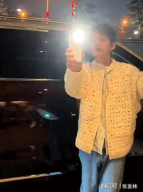 何炅私人行程遭“私生饭”围堵偷拍！忍无可忍打开闪光灯反拍对方（组图） - 2