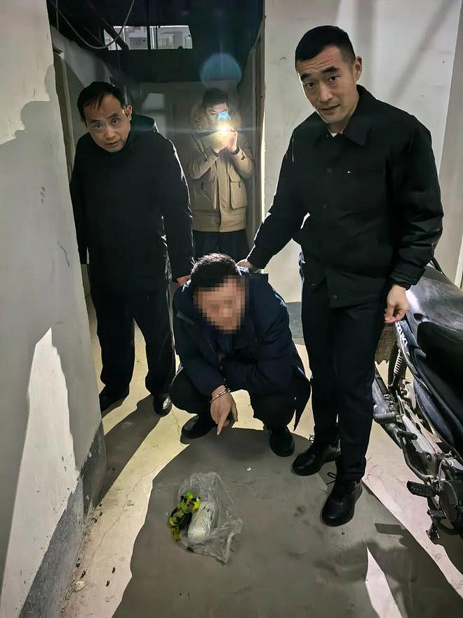 男子遇到多辆车辆使用远光灯,一怒之下,边开车边用弹弓和钢珠射碎多车玻璃,警方:涉嫌危害公共安全罪,刑拘(组图) - 5