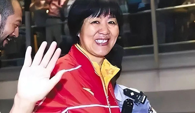 从“铁榔头”到“整容狂魔”，64岁郎平大变样（组图） - 17