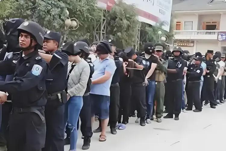 “东南亚诈骗终点站”被攻陷！园区墙上五个大字“诚信赢天下”（组图） - 5