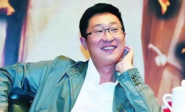 晚节不保？曝56岁林永健摸宋祖儿手拍大腿，网友：难怪她能复出（组图） - 5