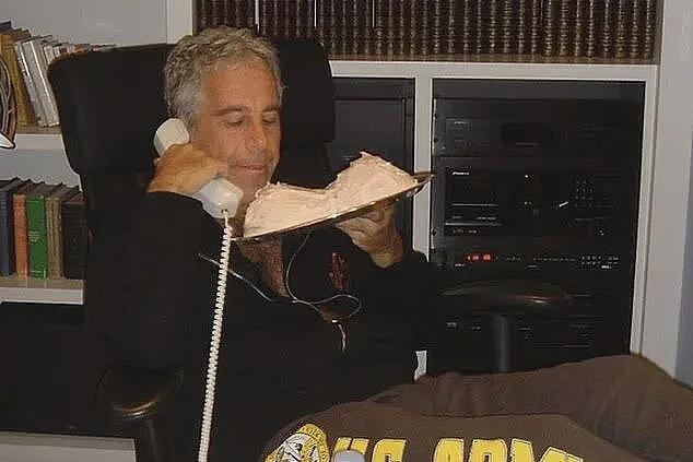 尺度太大！克林顿半裸和女子泡澡，安德鲁王子横躺五女腿上，最新爱泼斯坦档案太劲爆（组图） - 12