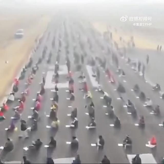 壮观！印度8000名考生坐机场跑道上答题（视频/图） - 1