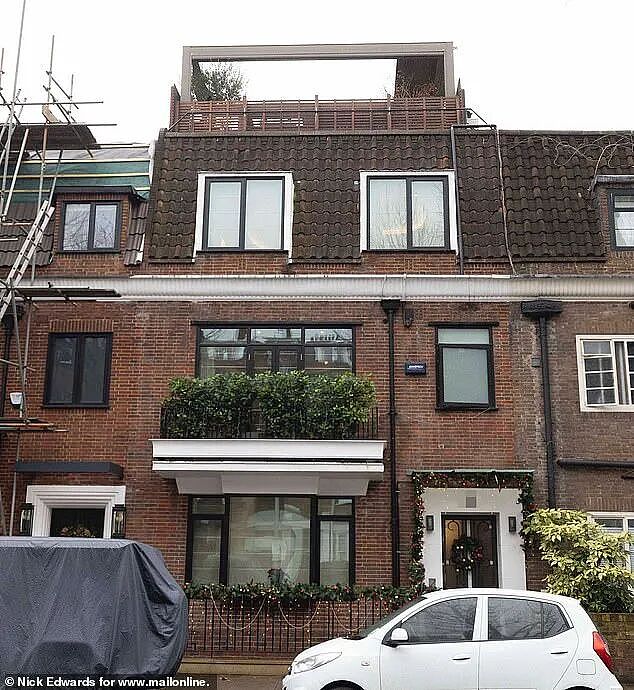 讽刺拉满！跟卡戴珊联手护肤的整形医生，因自家屋顶被骂没有审美（组图） - 5